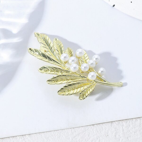 Broche élégant perles dorées