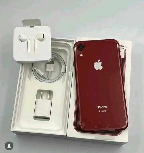 iPhone rouge avec accessoires