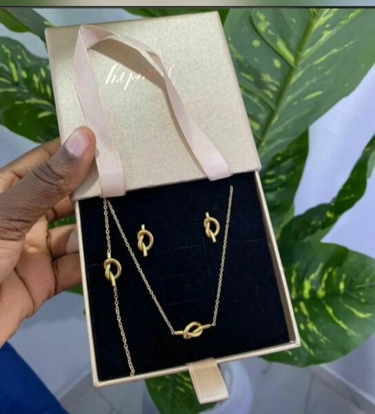 Knotted jewellery set