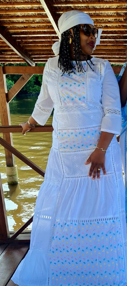 robe au sol blanc et bleu avec broderie