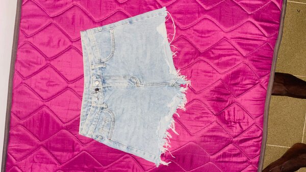 Short en jean déchiré femme