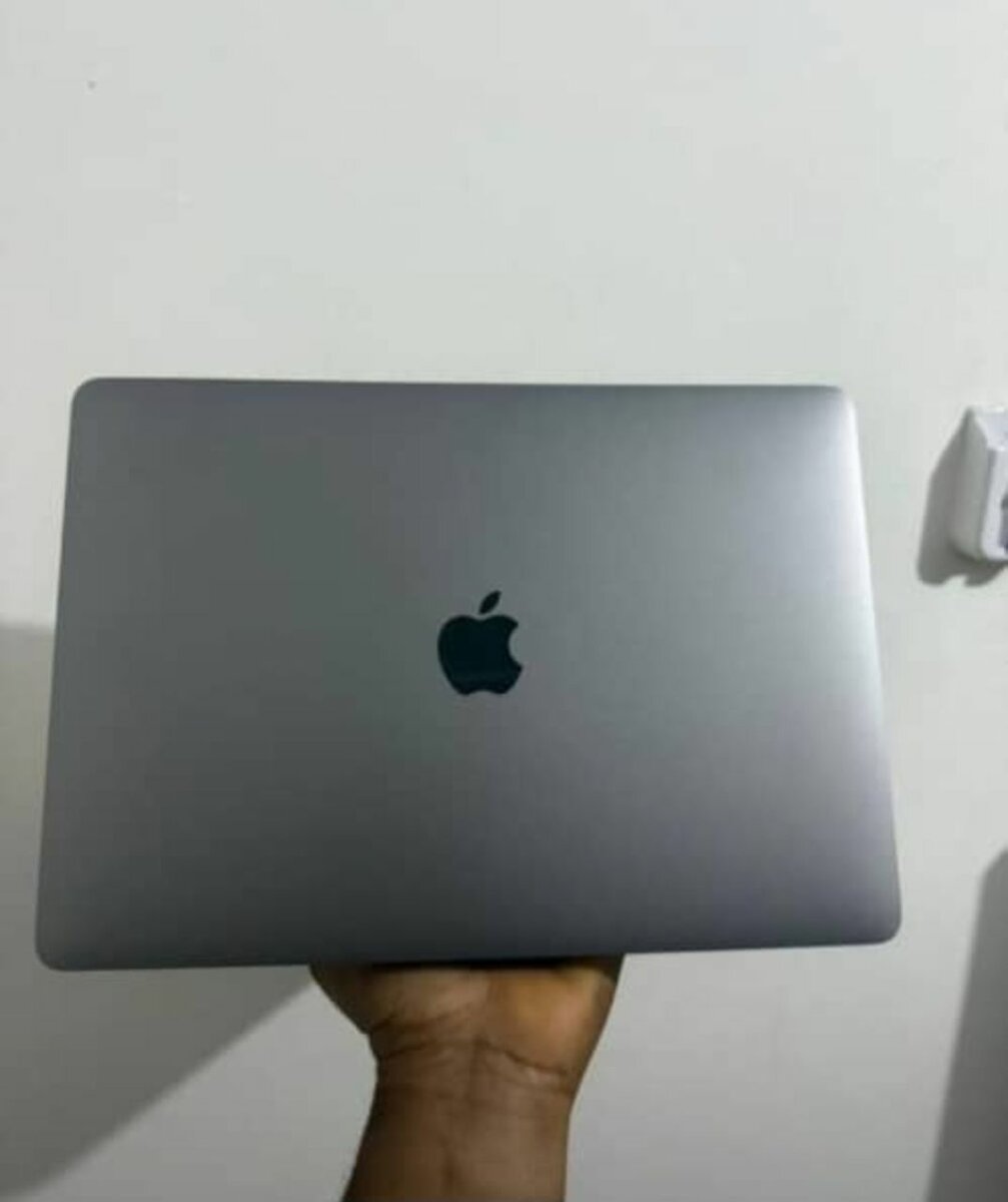 MacBook Pro M2 13inches 256gig .