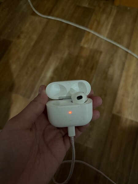 Правый наушник от AirPods 3