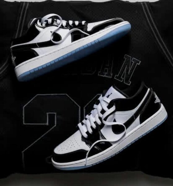 Chaussures de sport noires et blanches