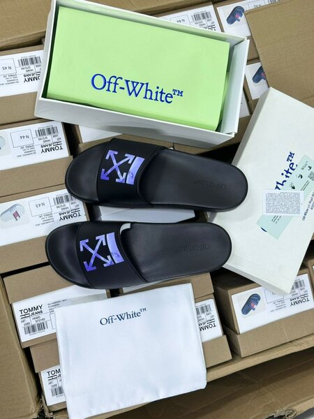 Tongs Off-White et Calvin Klein