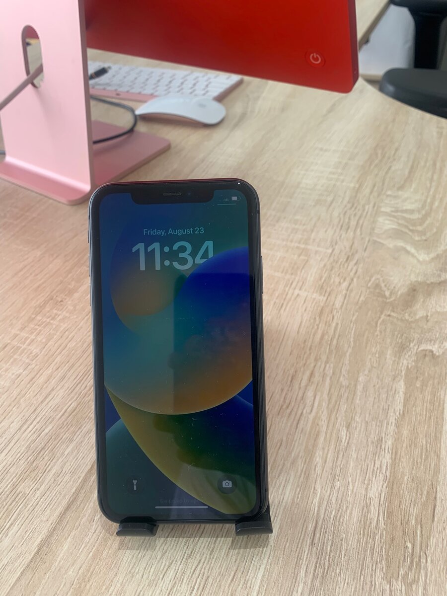 iPhone 11 64GB Locked