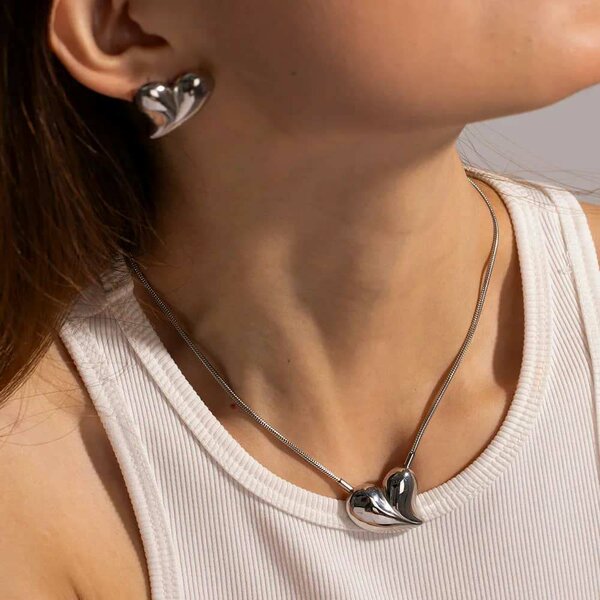 oreilles et collier pour femme