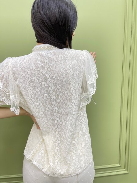 Блузка с кружевами