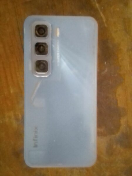 Smartphone Infinix avec triple caméra