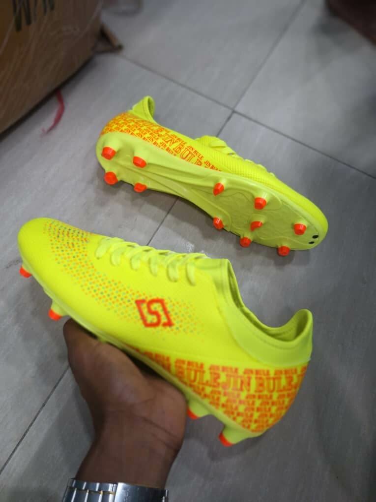 Chaussures de football colorées