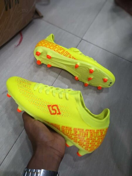 Chaussures de football colorées