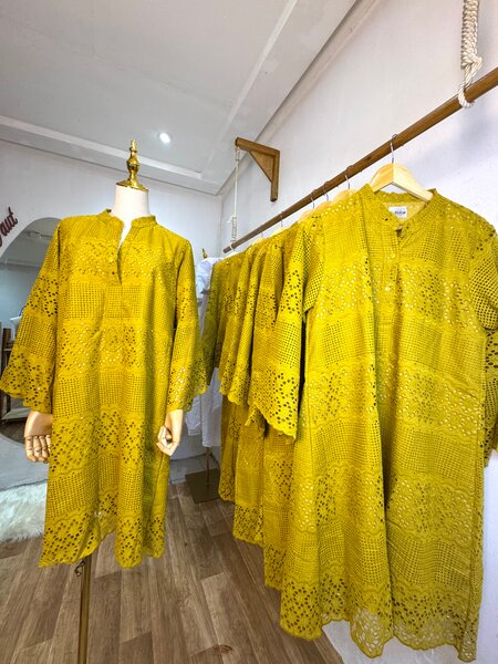 Tunique brodée jaune élégante