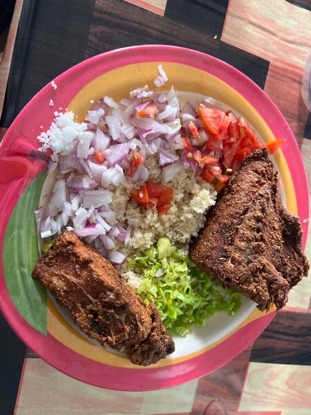 Plat de poisson grillé et quinoa