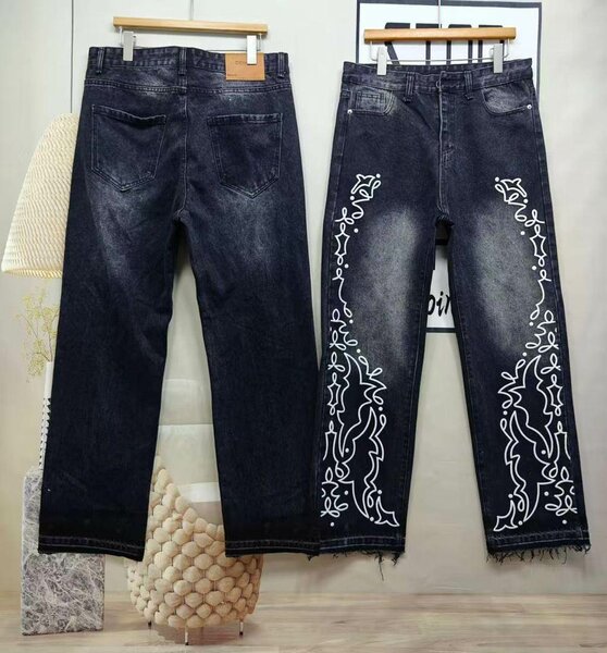 Jeans noirs brodés modernes