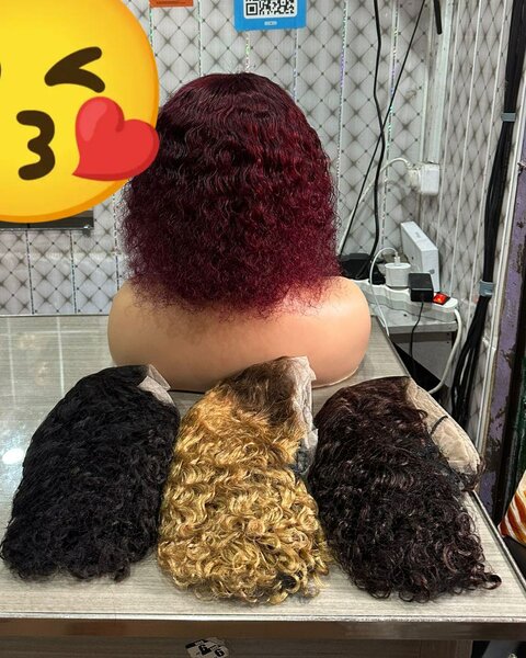 Perruque en dentelle bouclée