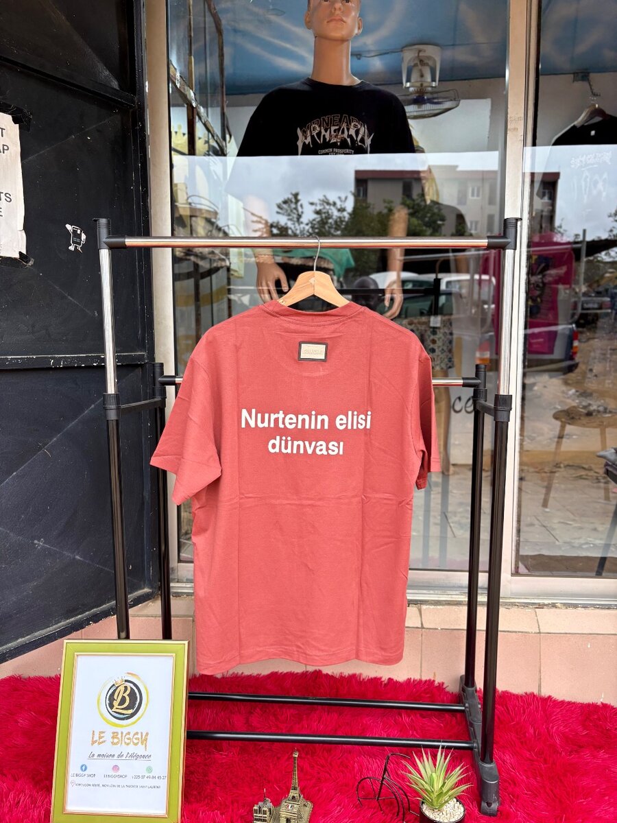 T-shirt rouge à inscription originale