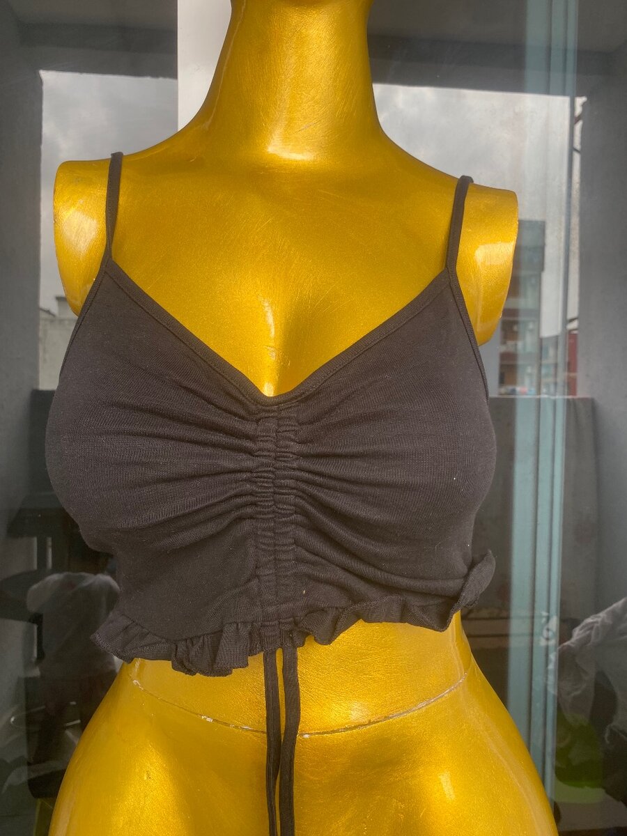 Top court noir à bretelles