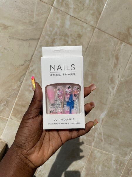 Press on nails