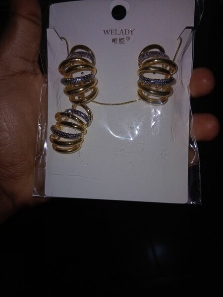 Boucles d'oreilles spirales dorées élégantes