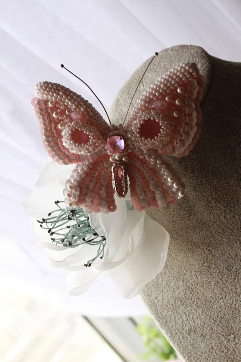 Брошь бабочка.