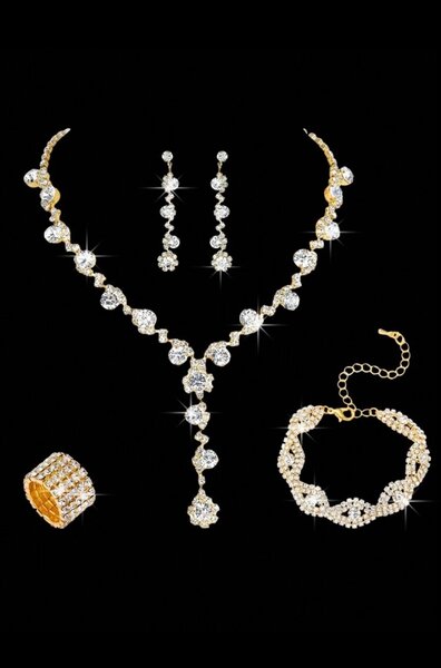 Une chaîne  Un bracelet  Boucle d'oreille  Bagues