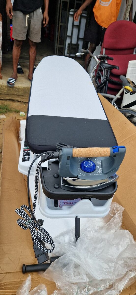 Table à repasser avec fer vapeur