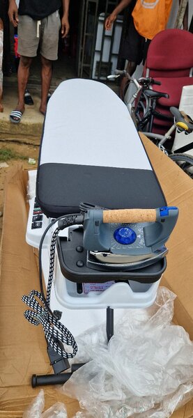 Table à repasser avec fer vapeur