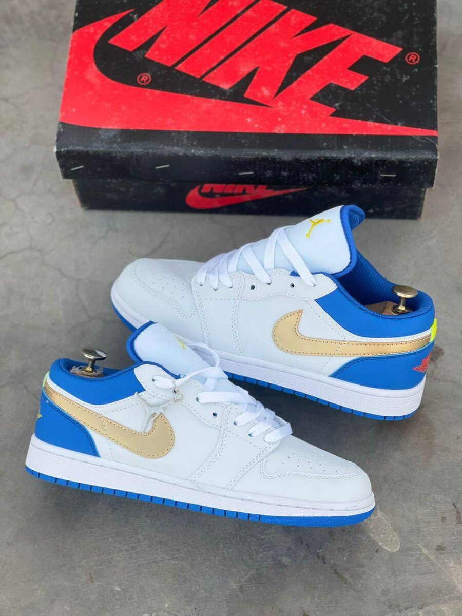 Baskets Air Jordan blanches et bleues