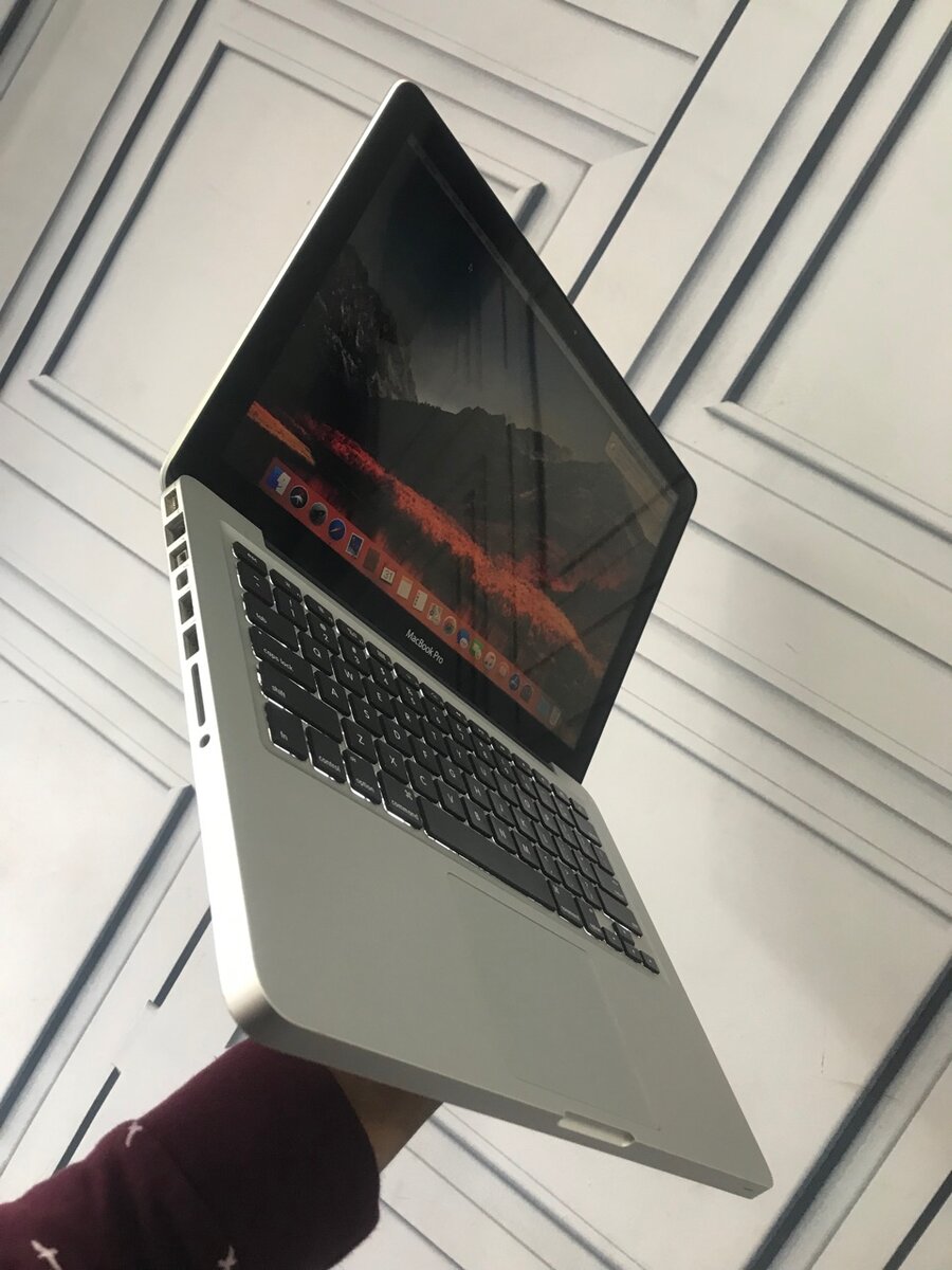 2012 MacBook Pro core i5 500/8gb
