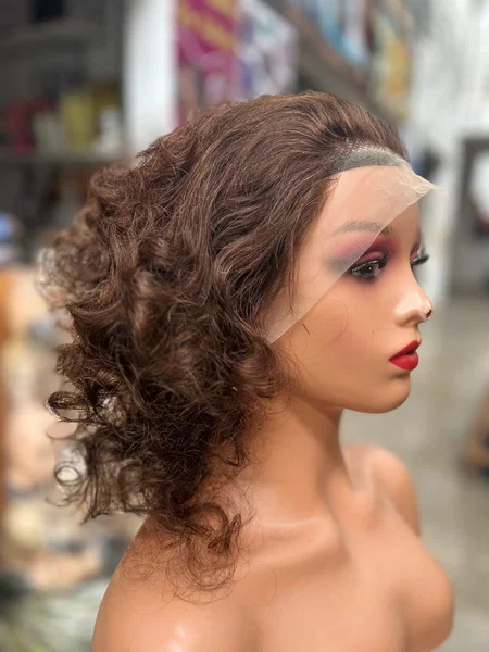 Perruque bouclée brun naturel