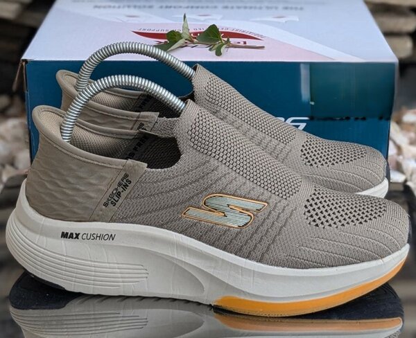 Baskets de la marque SKECHERS en gris.