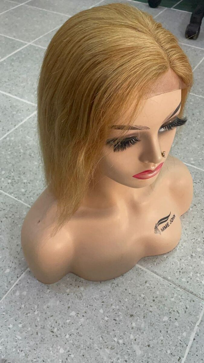 Perruque en dentelle blonde