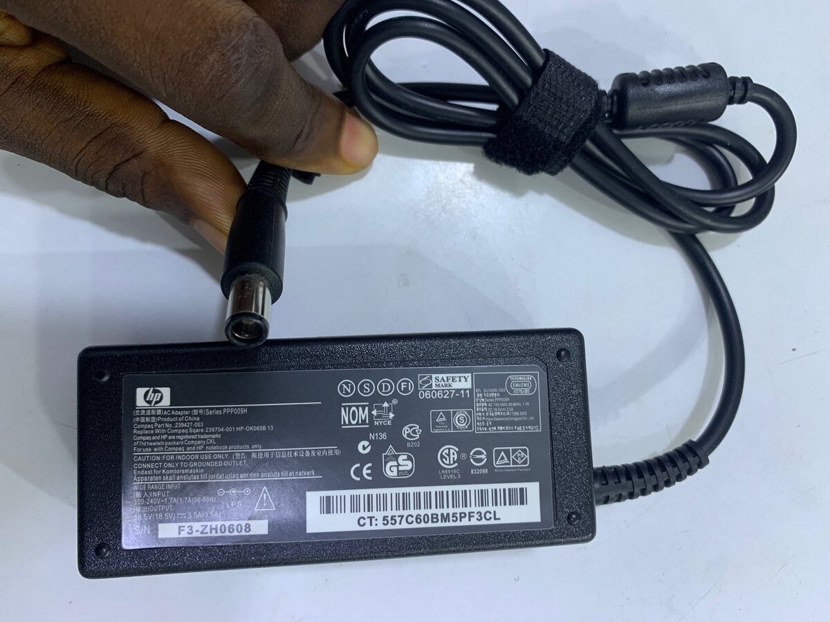 HP LAPTOP BIG PIN CHARGER