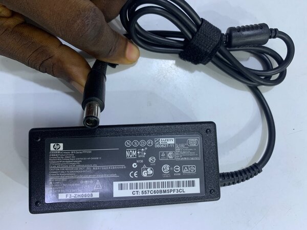 HP LAPTOP BIG PIN CHARGER