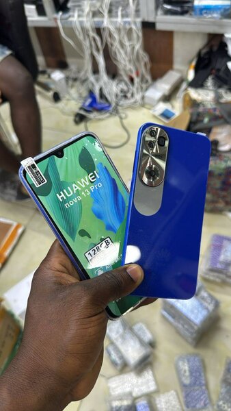 Smartphones Huawei P20, Nova 13