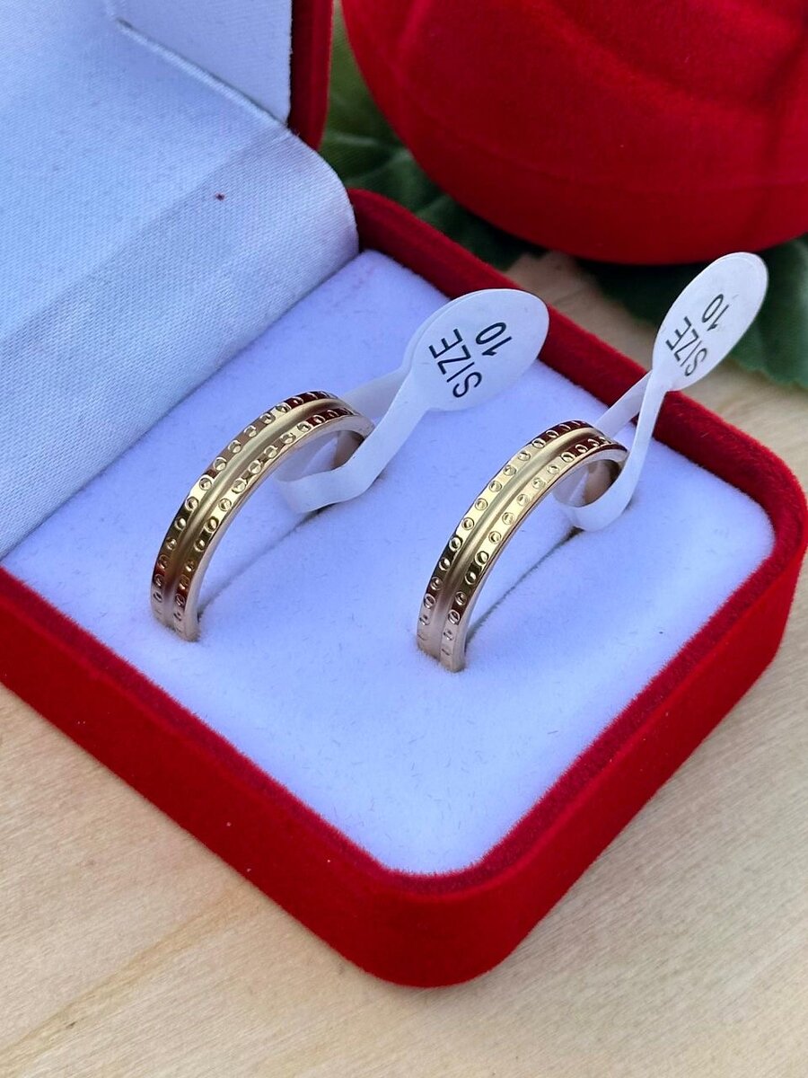 Alliances de mariage élégantes en or