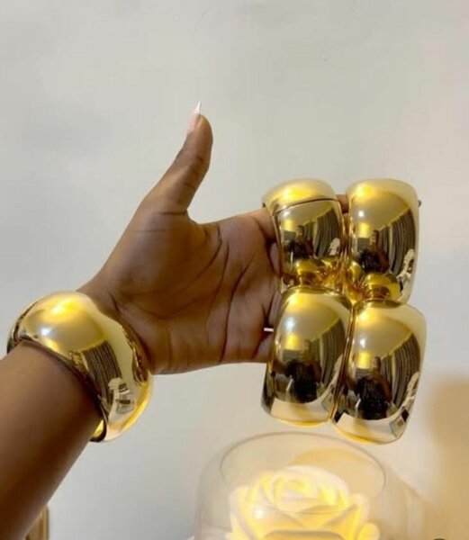 Boucles d'oreilles dorées élégantes