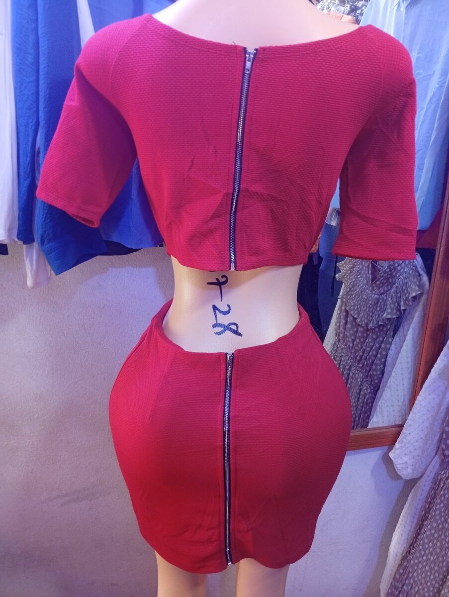 Robe rouge élégante à découpe