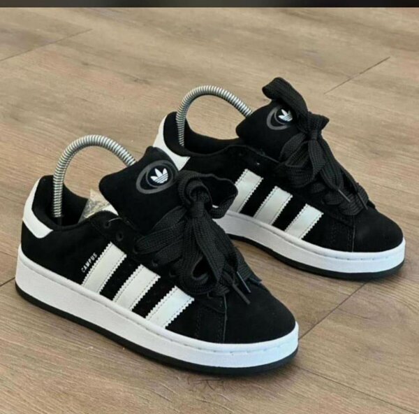 Chaussures sneakers noires et blanches