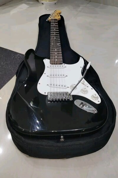 Guitare électrique noire classique