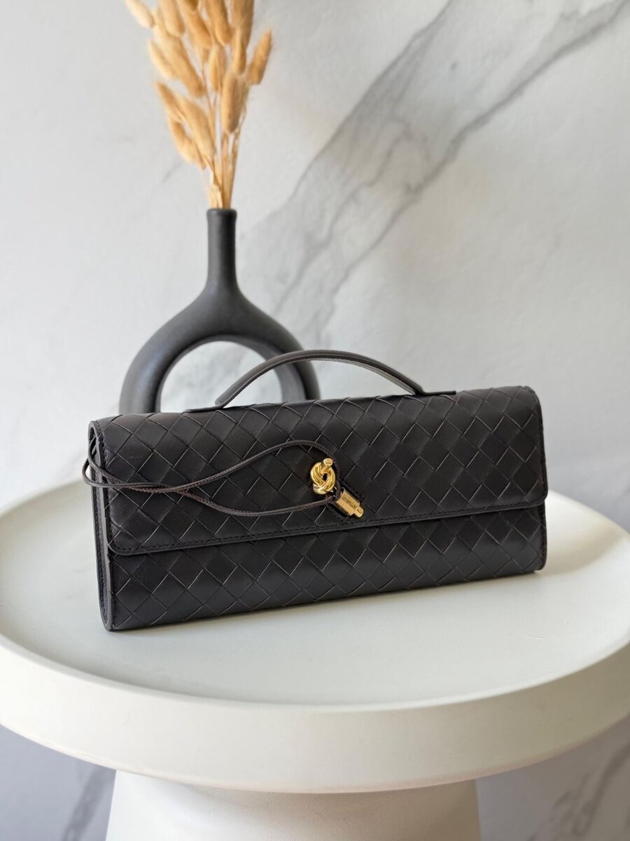 Pochette élégante en cuir tressé