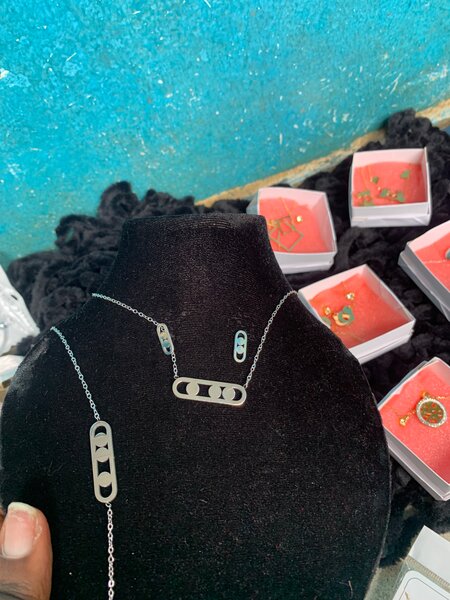 Parure Collier et Boucles d'Oreilles Modernes