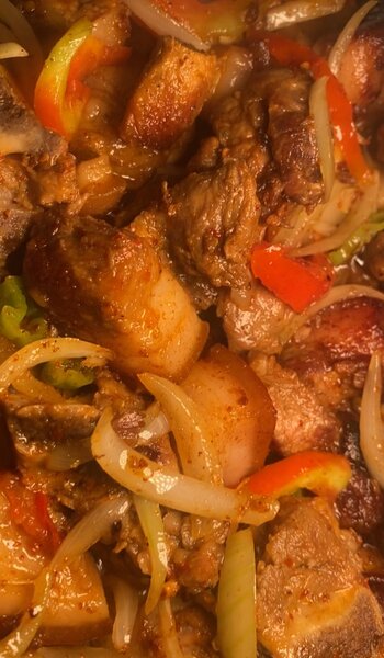 Porc sauté avec attieke