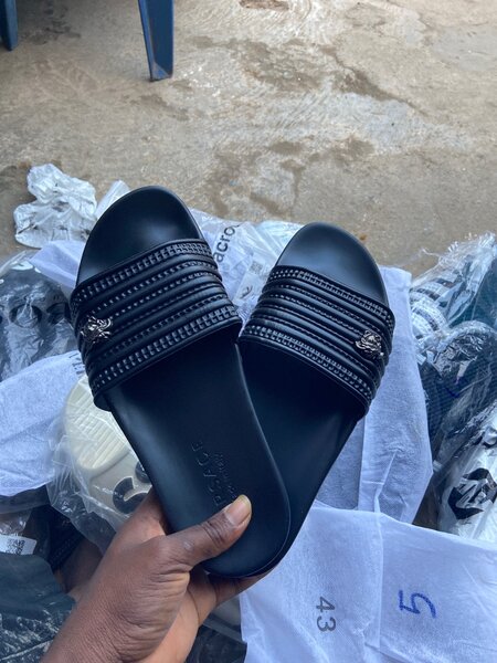 Claquettes noires élégantes