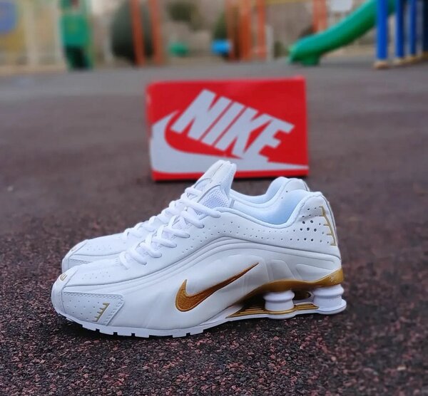 Chaussures Nike blanches et dorées