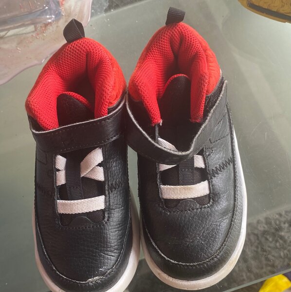 Baskets enfants noires et rouges