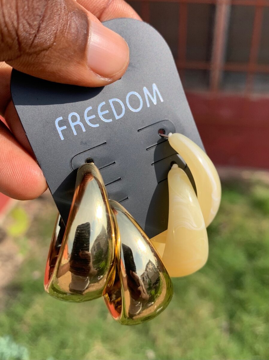 Light weight earrings (gold & light yellow)