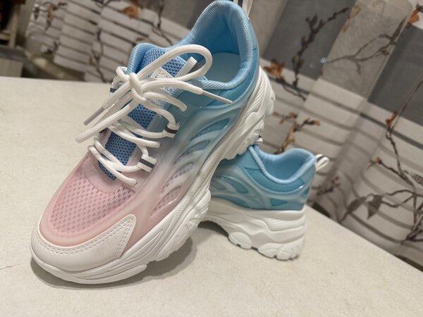 Кроссовки женские, новые