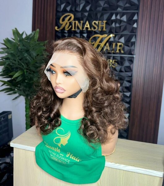 Perruque en dentelle bouclée