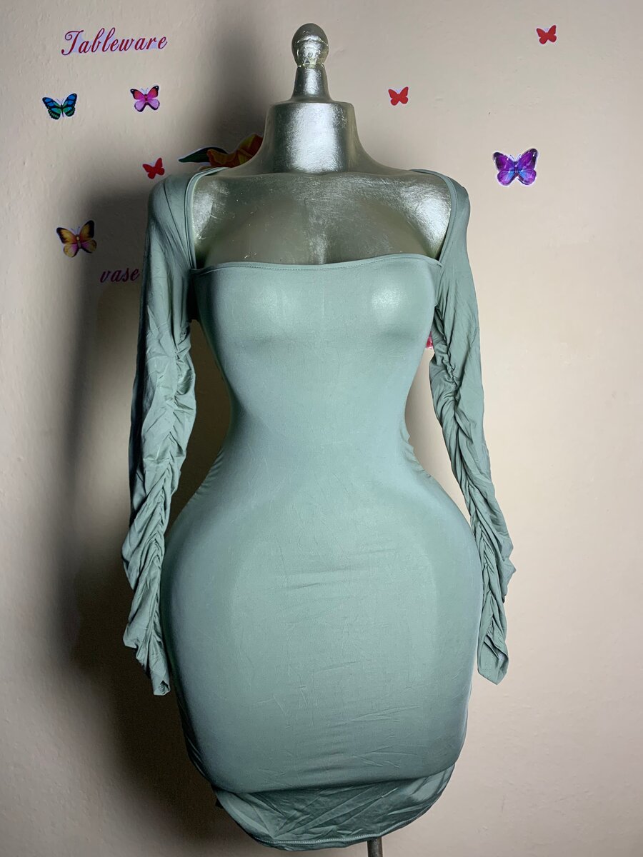 Robe moulante à manches longues